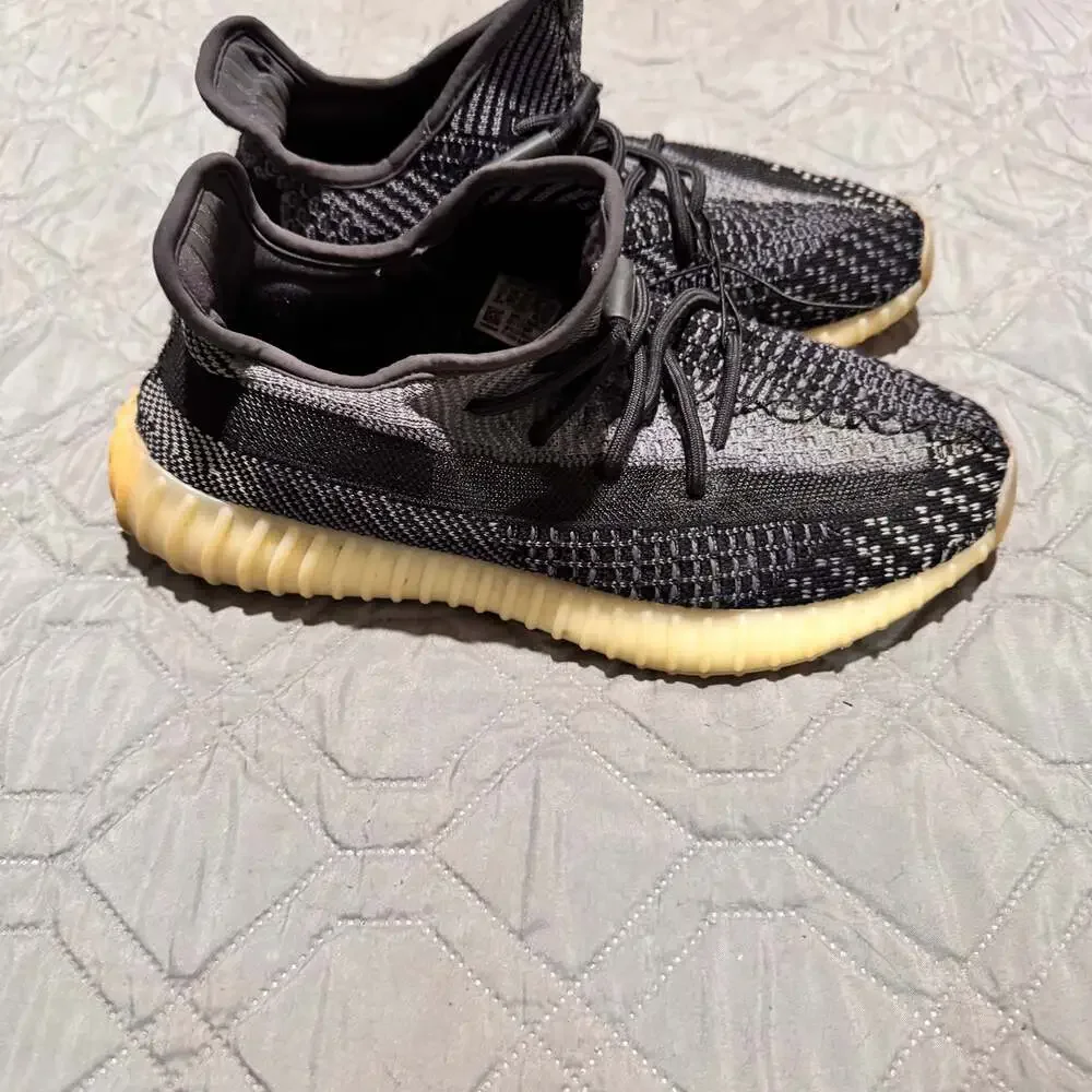 Adidas Yeezy Boost 350 V2 Carbon - Picture 2 of 6